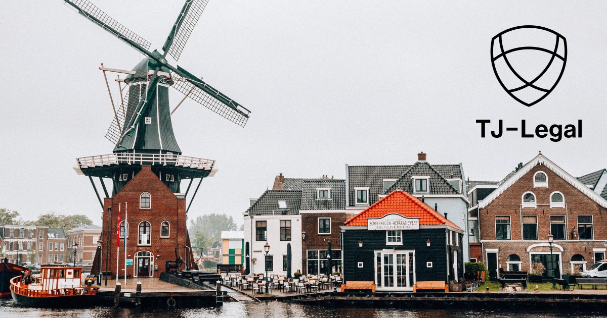 větrný mlýn a budovy v Holandsku